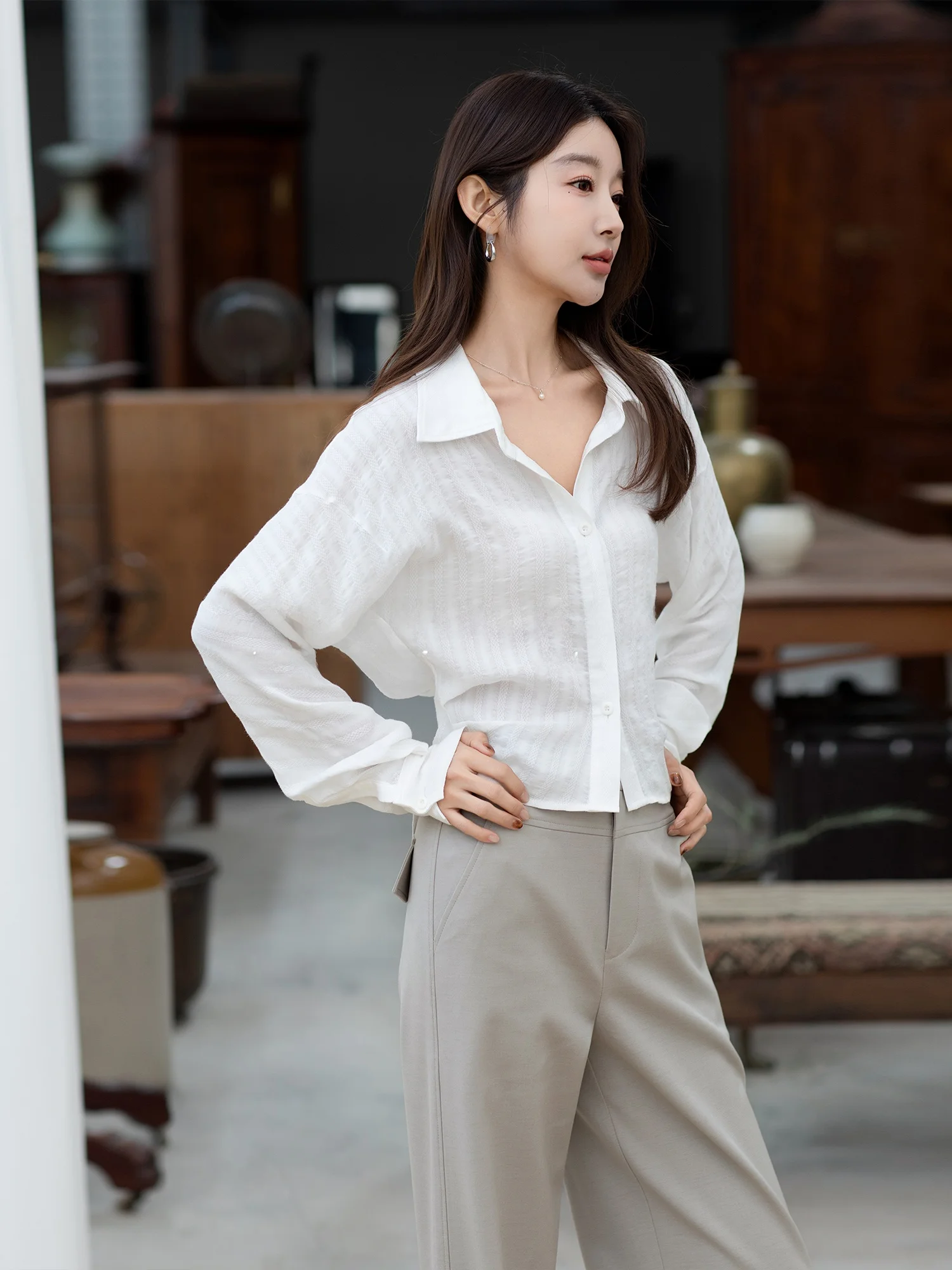 TOUCHIN HAUTE Белая женская рубашка с завышенной талией, свободного кроя, премиум-класса, для делового и повседневного стиля
TOUCHIN HAUTE Белая женская рубашка с завышенной талией, свободного кроя, премиум-класса, для делового и повседневного стиля