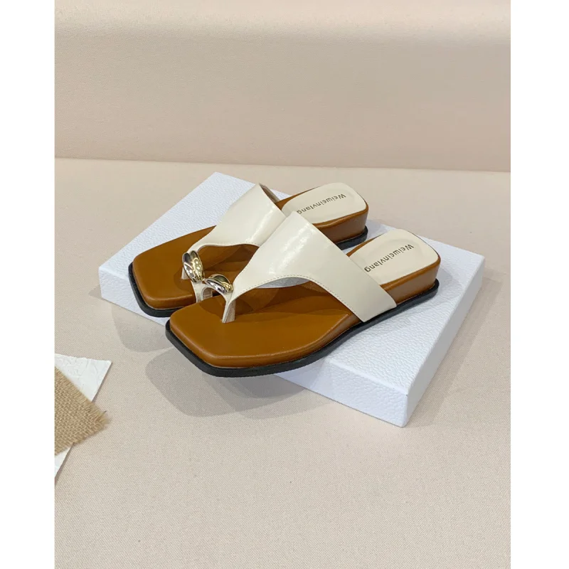 French-style flip-flops for women, summer outdoor wear, 2026 new model, thick-soled open-toe sandals
French-style flip-flops for women, summer outdoor wear, 2026 new model, thick-soled open-toe sandals