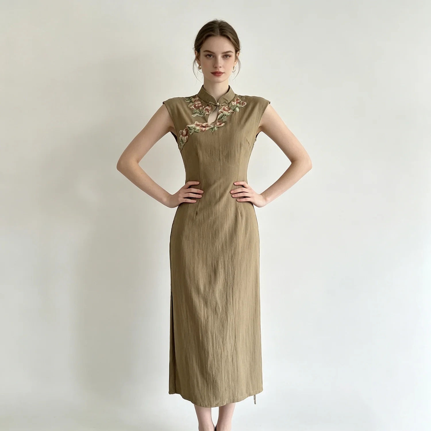 LIMO Khaki floral embroidered sleeveless cheongsam dress, Chinese round neck split mid-length cheongsam ladies
LIMO Khaki floral embroidered sleeveless cheongsam dress, Chinese round neck split mid-length cheongsam ladies