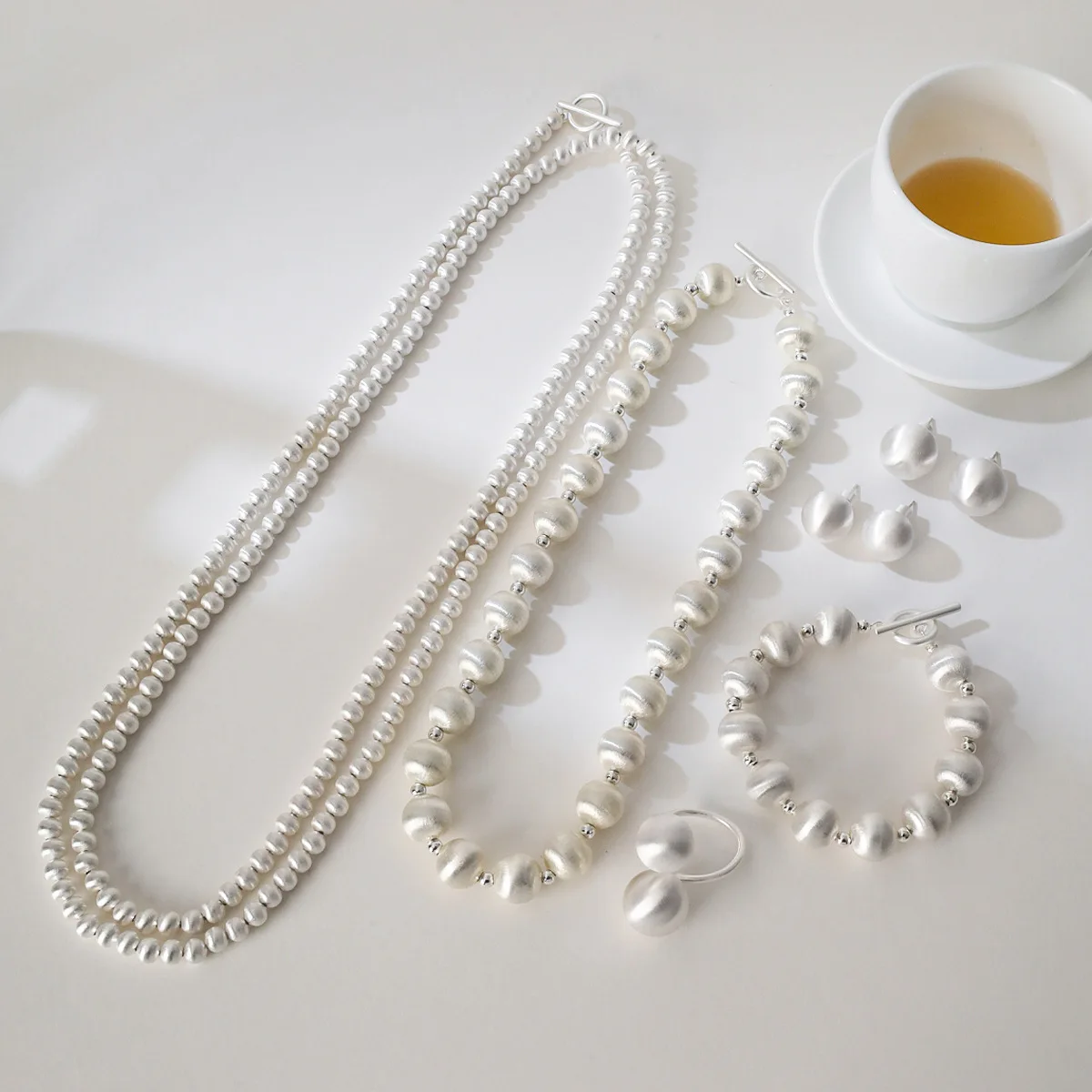 New heavy drawing series beaded necklace bracelet earrings rings light luxury niche design elegant fine jewelry gift
New heavy drawing series beaded necklace bracelet earrings rings light luxury niche design elegant fine jewelry gift