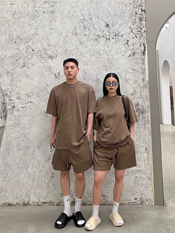 Спортивный костюм свободного кроя для пар: мужская футболка с круглым вырезом и шорты в американском уличном стиле, разные цвета
Спортивный костюм свободного кроя для пар: мужская футболка с круглым вырезом и шорты в американском уличном стиле, разные цвета