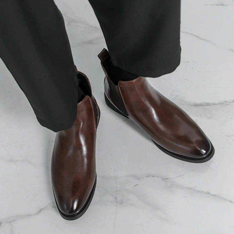 Chelsea Boot Man's New Autumn Collection Features Pointed-toe Casual Boots and British Business High-top Leather Shoes
Chelsea Boot Man's New Autumn Collection Features Pointed-toe Casual Boots and British Business High-top Leather Shoes