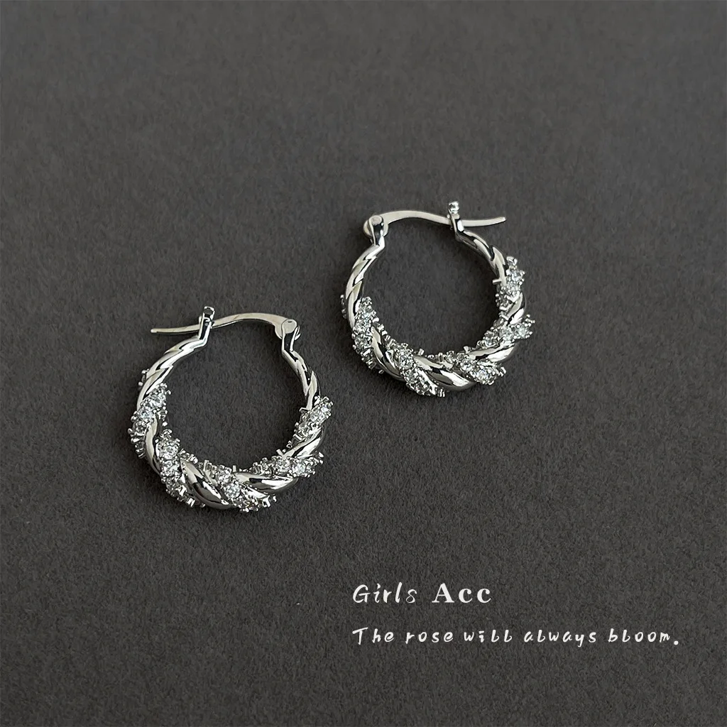 Wholesale High Quality Fashion Twist Hoop Zircon Earrings Women Minimalist Elegant Ear Clips Luxury Jewelry Hot Sale
Wholesale High Quality Fashion Twist Hoop Zircon Earrings Women Minimalist Elegant Ear Clips Luxury Jewelry Hot Sale