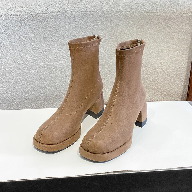 Модные туфли на массивном каблуке, тонкие ботильоны из искусственной замши с квадратным носком для женщин, идеально подходящие для повседневных или уличных ботильонов YF011
Модные туфли на массивном каблуке, тонкие ботильоны из искусственной замши с квадратным носком для женщин, идеально подходящие для повседневных или уличных ботильонов YF011