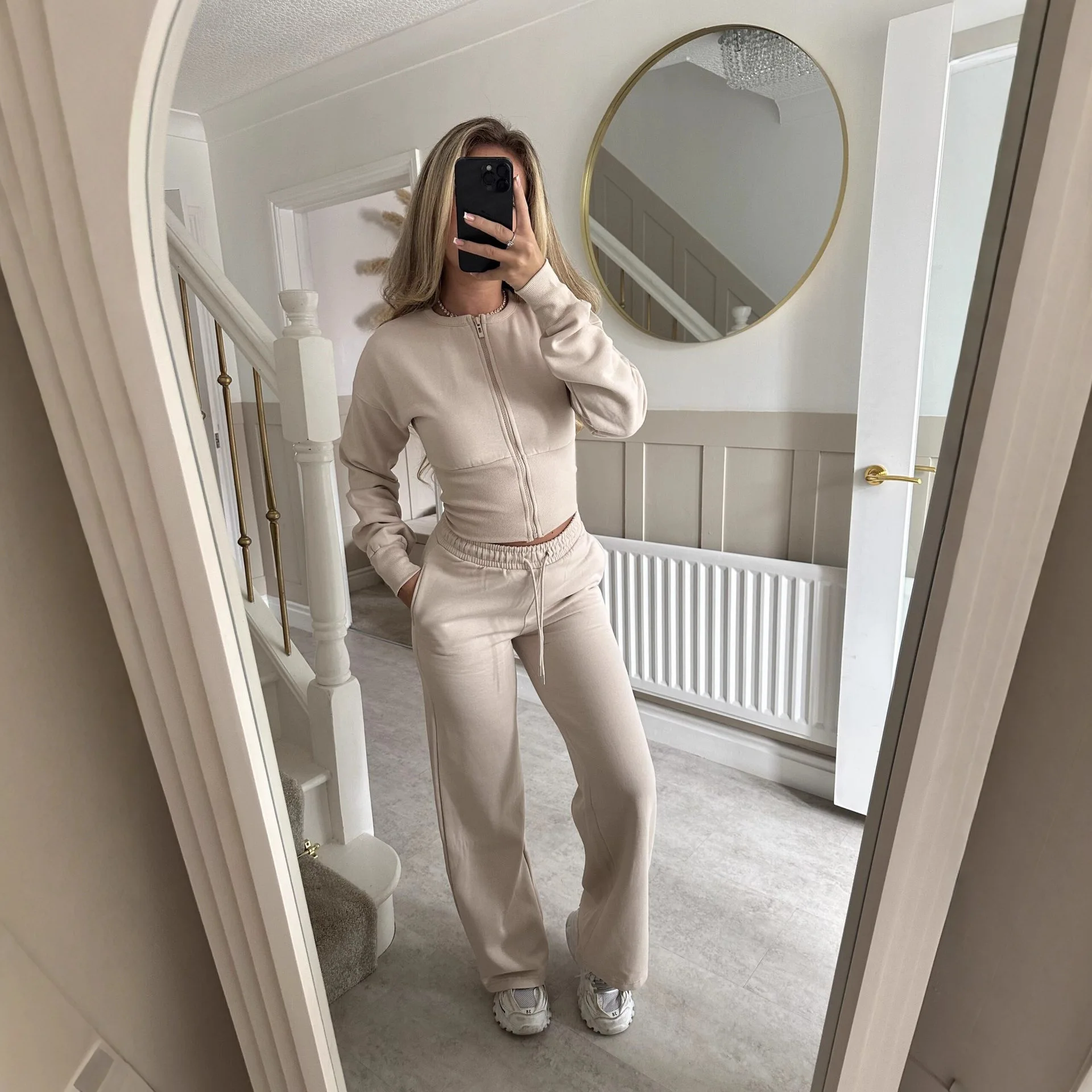 Women's Autumn/Winter New Fashion Casual Suit Set Solid Color Zipper Cardigan and Straight Leg Pants
Women's Autumn/Winter New Fashion Casual Suit Set Solid Color Zipper Cardigan and Straight Leg Pants