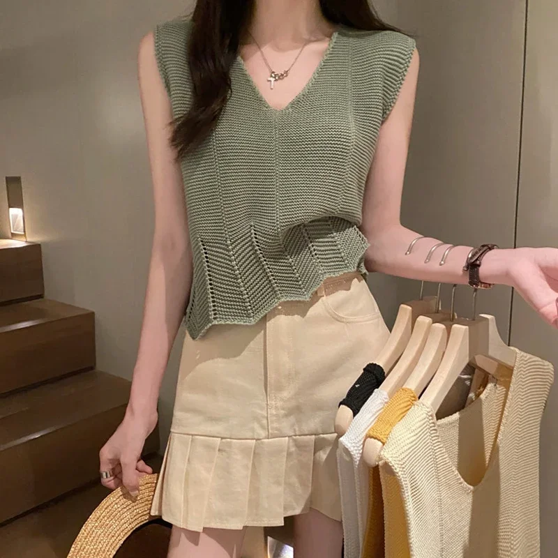 2025 Chic Design Sense Knit Tanks Women Summer New V-neck Solid Color Short Tops Thin Casual Camisole Female
2025 Chic Design Sense Knit Tanks Women Summer New V-neck Solid Color Short Tops Thin Casual Camisole Female