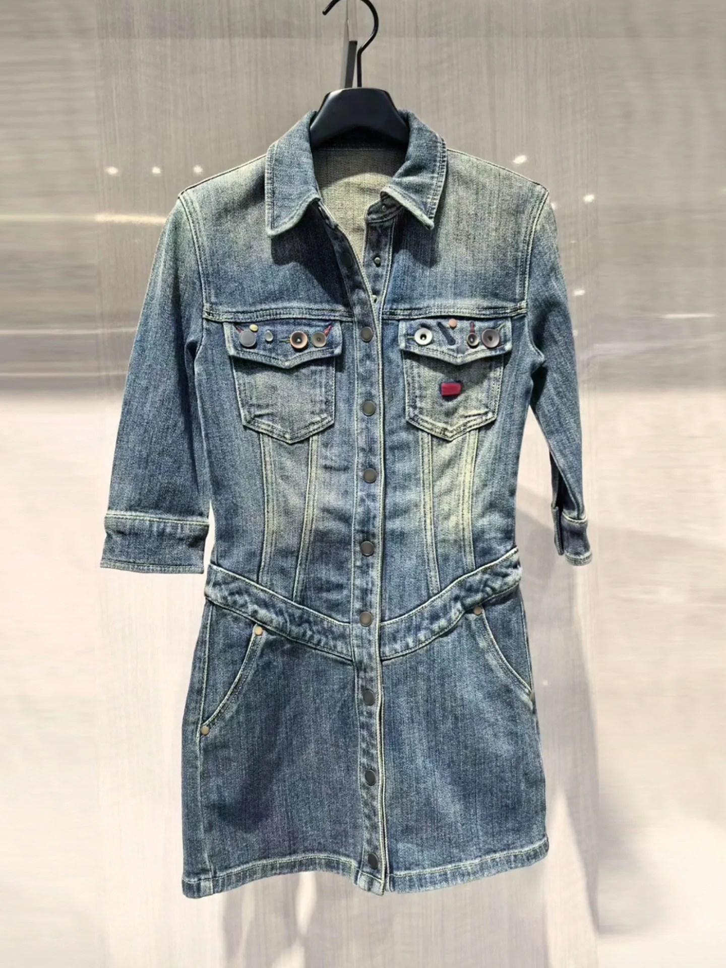 Retro Design Vintage Denim Dress Women's Spring Collection High Waist A-Line Skirt Button Closure Standard Fit Casual Wear
Retro Design Vintage Denim Dress Women's Spring Collection High Waist A-Line Skirt Button Closure Standard Fit Casual Wear