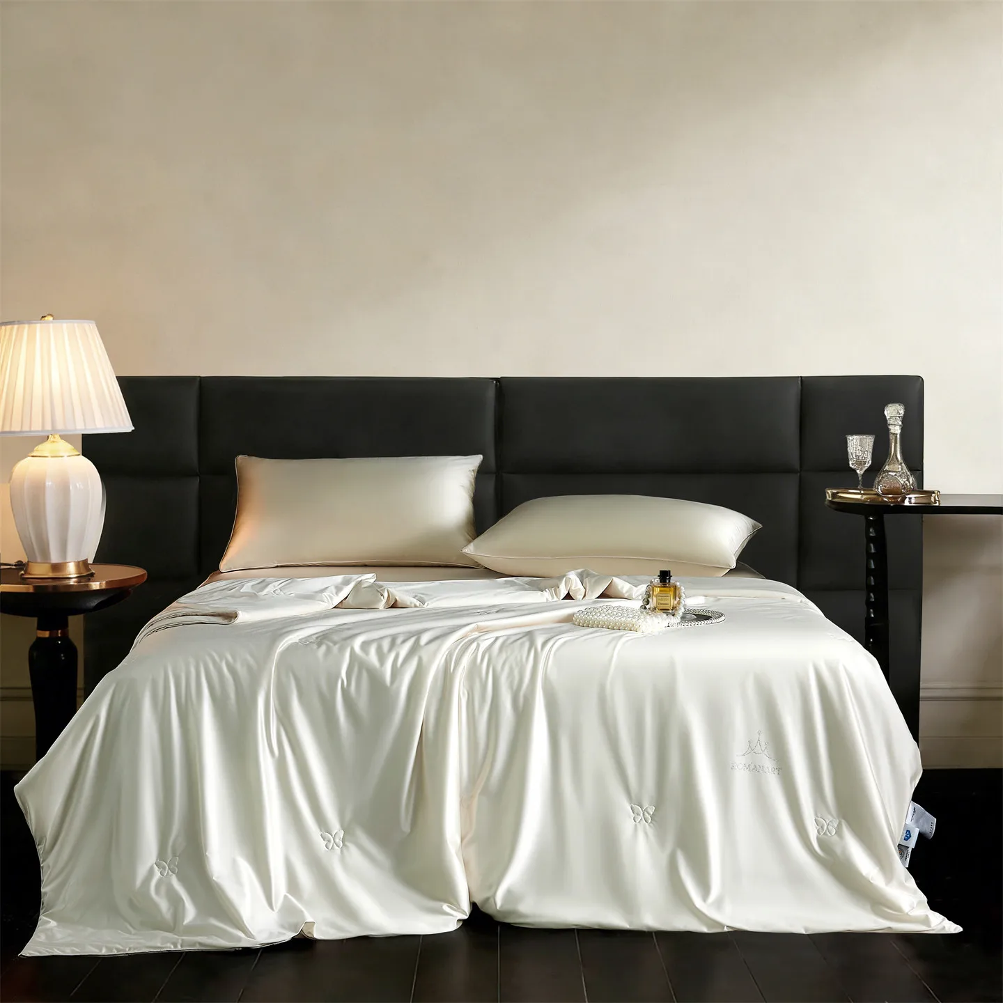 100% Mulberry Silk Filled Thin Quilt with Washed Silk Fabric Shell, Natural Lightweight Cooling Blanket Smooth Summer Comforter
100% Mulberry Silk Filled Thin Quilt with Washed Silk Fabric Shell, Natural Lightweight Cooling Blanket Smooth Summer Comforter