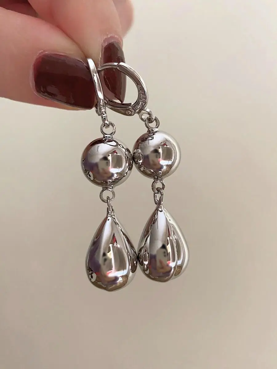 Water Drop Shaped Earrings Lightweight Elegant Design
Water Drop Shaped Earrings Lightweight Elegant Design