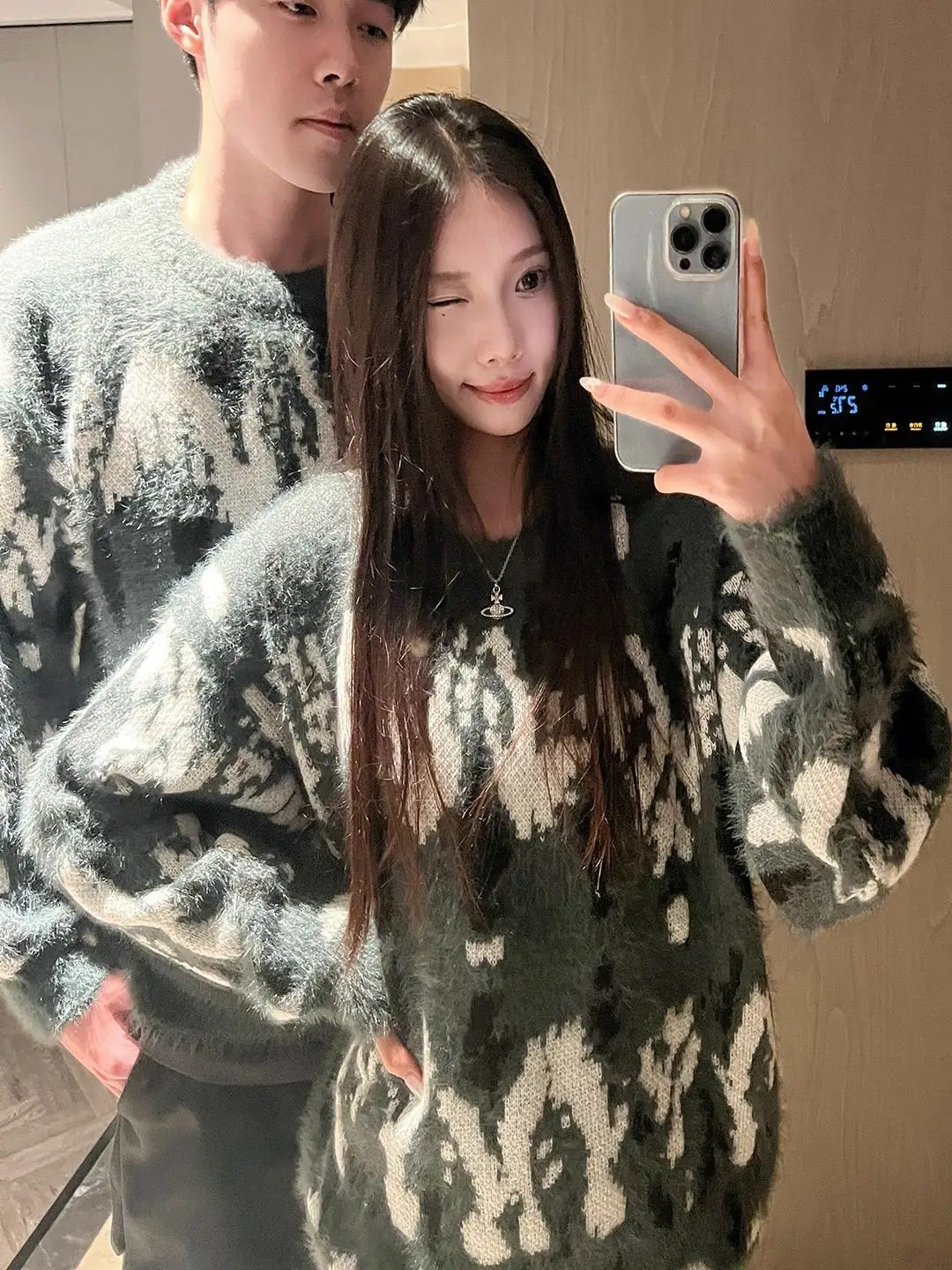 Корейский вязаный свитер для мужчин: теплый, мягкий, свободный крой, осенне-зимний, повседневный, в стиле Color Block
Корейский вязаный свитер для мужчин: теплый, мягкий, свободный крой, осенне-зимний, повседневный, в стиле Color Block