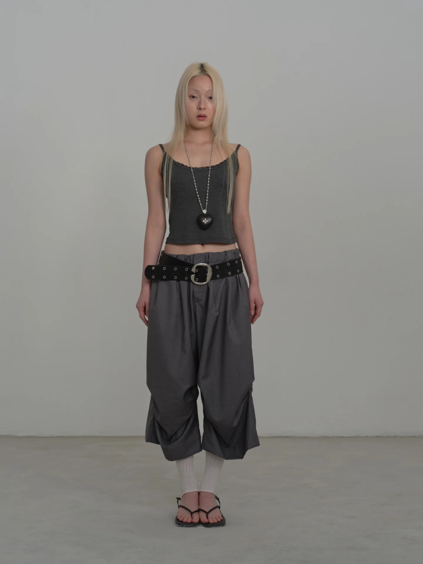 Женские повседневные брюки Rebornique Korean Loose Feel Balloon Pleat Eighteen: свободные, плиссированные, универсальные, комфортные, из смесового полиэстера
Женские повседневные брюки Rebornique Korean Loose Feel Balloon Pleat Eighteen: свободные, плиссированные, универсальные, комфортные, из смесового полиэстера