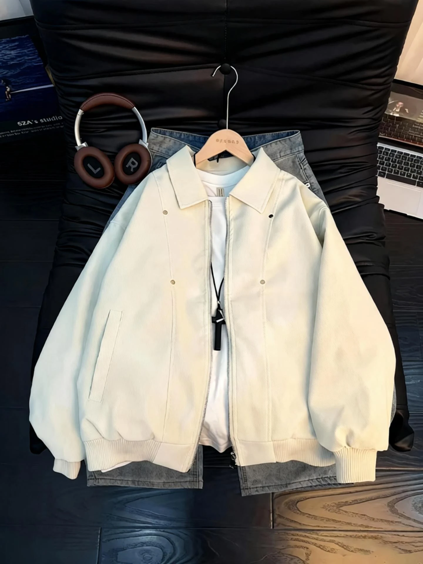 Men's Winter PU Leather Jacket Cotton Lined Motorcycle Style Baseball Collar Cleanfit Thickened Long Sleeve Zipper Closure So...
Men's Winter PU Leather Jacket Cotton Lined Motorcycle Style Baseball Collar Cleanfit Thickened Long Sleeve Zipper Closure So...