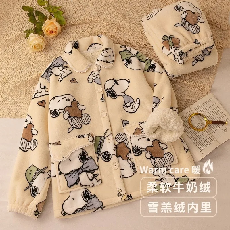 Одежда для сна Snoopy, комплект из двух предметов, кавайные аксессуары с мультяшной вышивкой, толстый кардиган, топ, брюки, периферийные устройства в стиле аниме, домашняя одежда
Одежда для сна Snoopy, комплект из двух предметов, кавайные аксессуары с мультяшной вышивкой, толстый кардиган, топ, брюки, периферийные устройства в стиле аниме, домашняя одежда