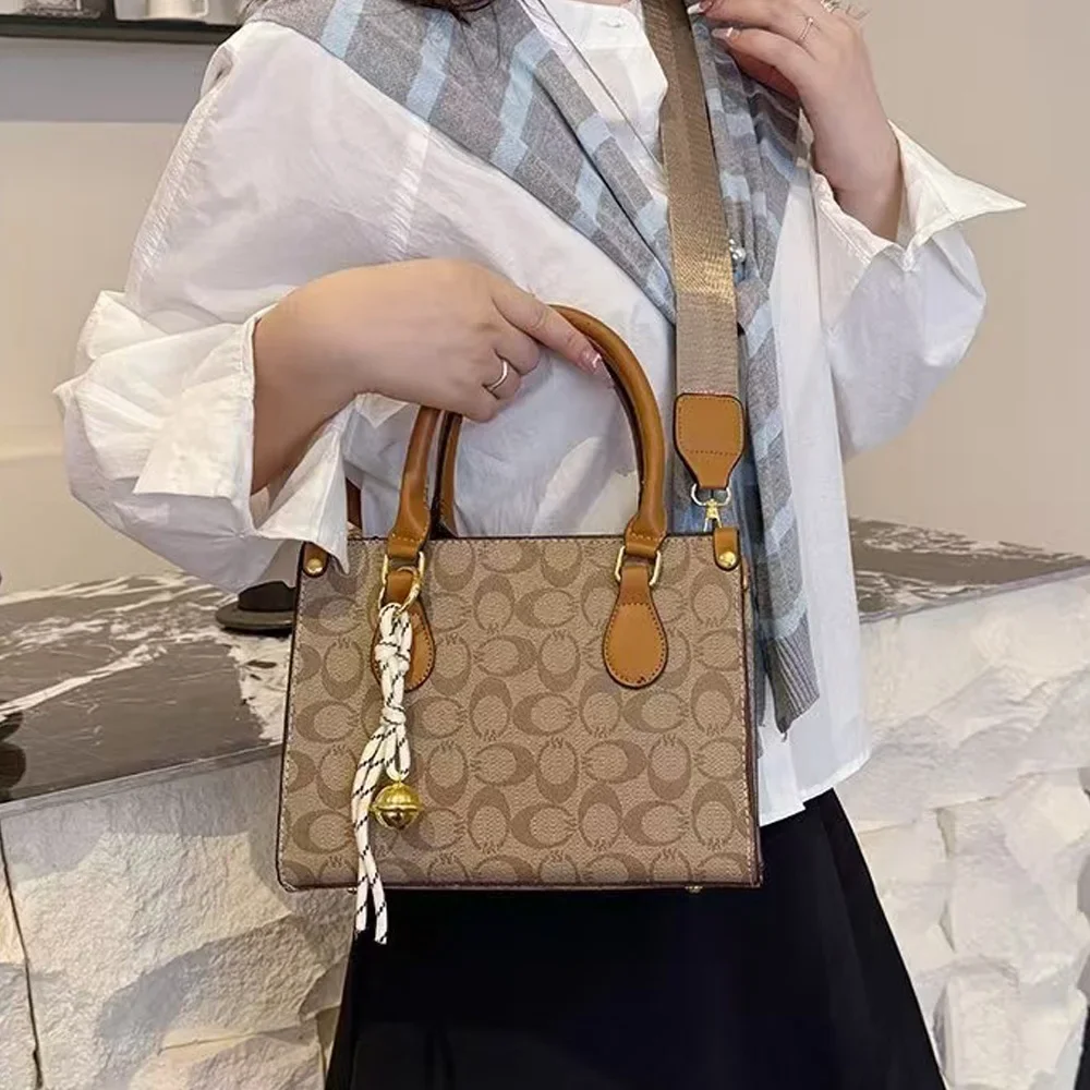 Новая модная универсальная женская сумка 2025 года большой вместимости и высокого качества, ручная большая сумка в стиле ретро с винтажным цветком
Новая модная универсальная женская сумка 2025 года большой вместимости и высокого качества, ручная большая сумка в стиле ретро с винтажным цветком