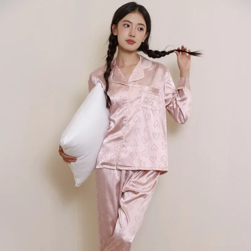 Новый комплект домашней одежды из ледяного шелка с узором в виде сердец – роскошный тонкий комплект с длинными рукавами и брюками для женщин на весну, лето, осень.
Новый комплект домашней одежды из ледяного шелка с узором в виде сердец – роскошный тонкий комплект с длинными рукавами и брюками для женщин на весну, лето, осень.