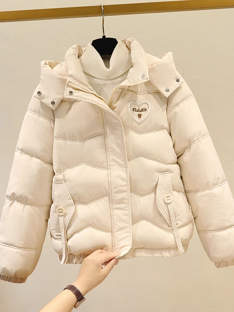 Женская утепленная хлопковая куртка-пуховик на молнии, короткая, свободного кроя, теплая, в корейском стиле, новая модная модель, маленький размер
Женская утепленная хлопковая куртка-пуховик на молнии, короткая, свободного кроя, теплая, в корейском стиле, новая модная модель, маленький размер