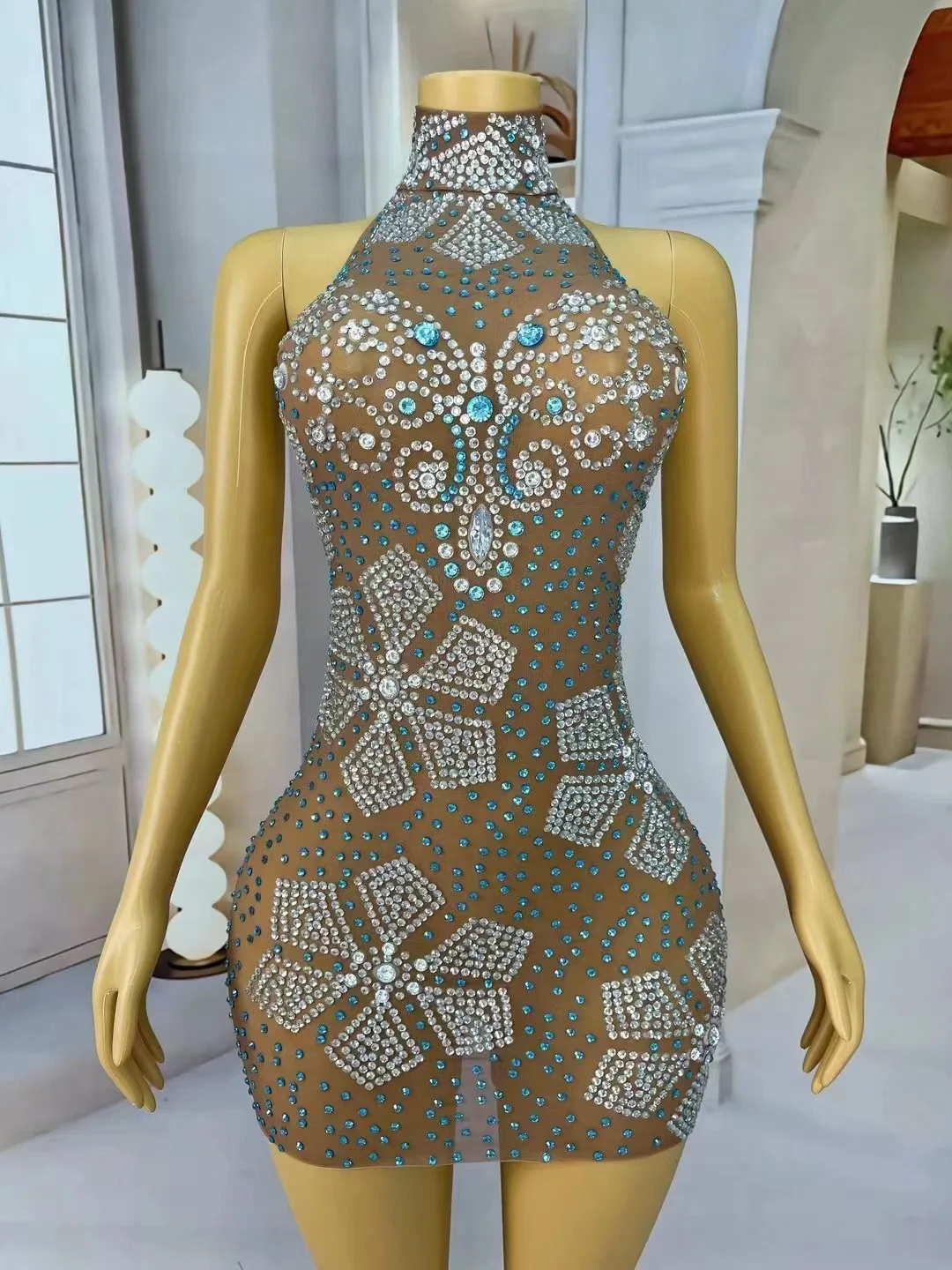 European And American Color Handmade Perspective Water Diamond Evening Model Dress Fashion Party Long Skirt
European And American Color Handmade Perspective Water Diamond Evening Model Dress Fashion Party Long Skirt