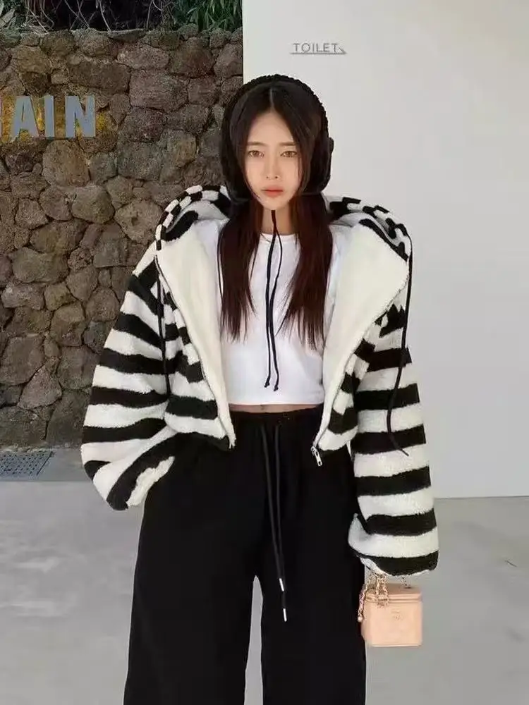 Женская утепленная хлопковая куртка с капюшоном на меху из овчины, повседневная теплая короткая куртка свободного кроя с контрастными полосками, осень-зима
Женская утепленная хлопковая куртка с капюшоном на меху из овчины, повседневная теплая короткая куртка свободного кроя с контрастными полосками, осень-зима