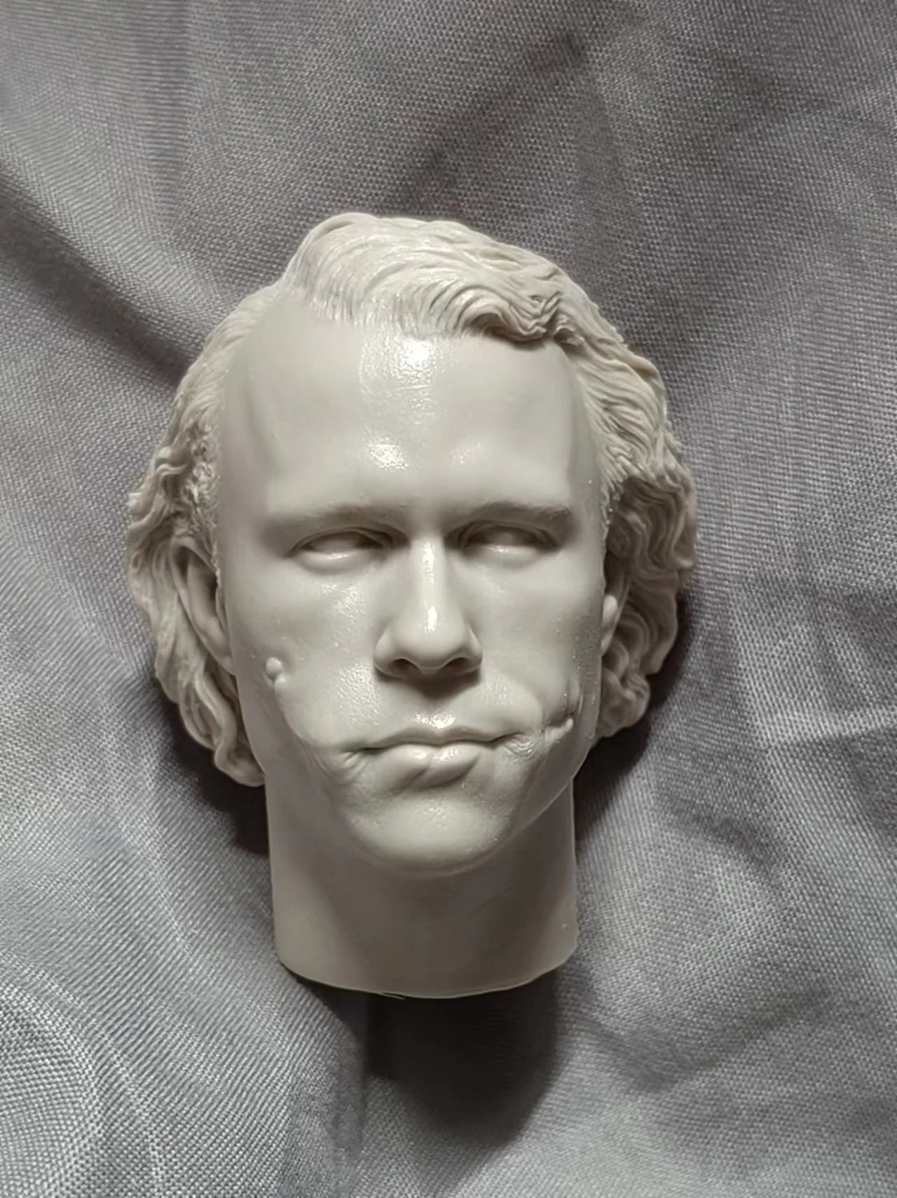 1/6 Die-Cast Resin Model Assembly Kit (Heath Ledger) Head Sculpture Model Toy (55mm) Unpainted
1/6 Die-Cast Resin Model Assembly Kit (Heath Ledger) Head Sculpture Model Toy (55mm) Unpainted