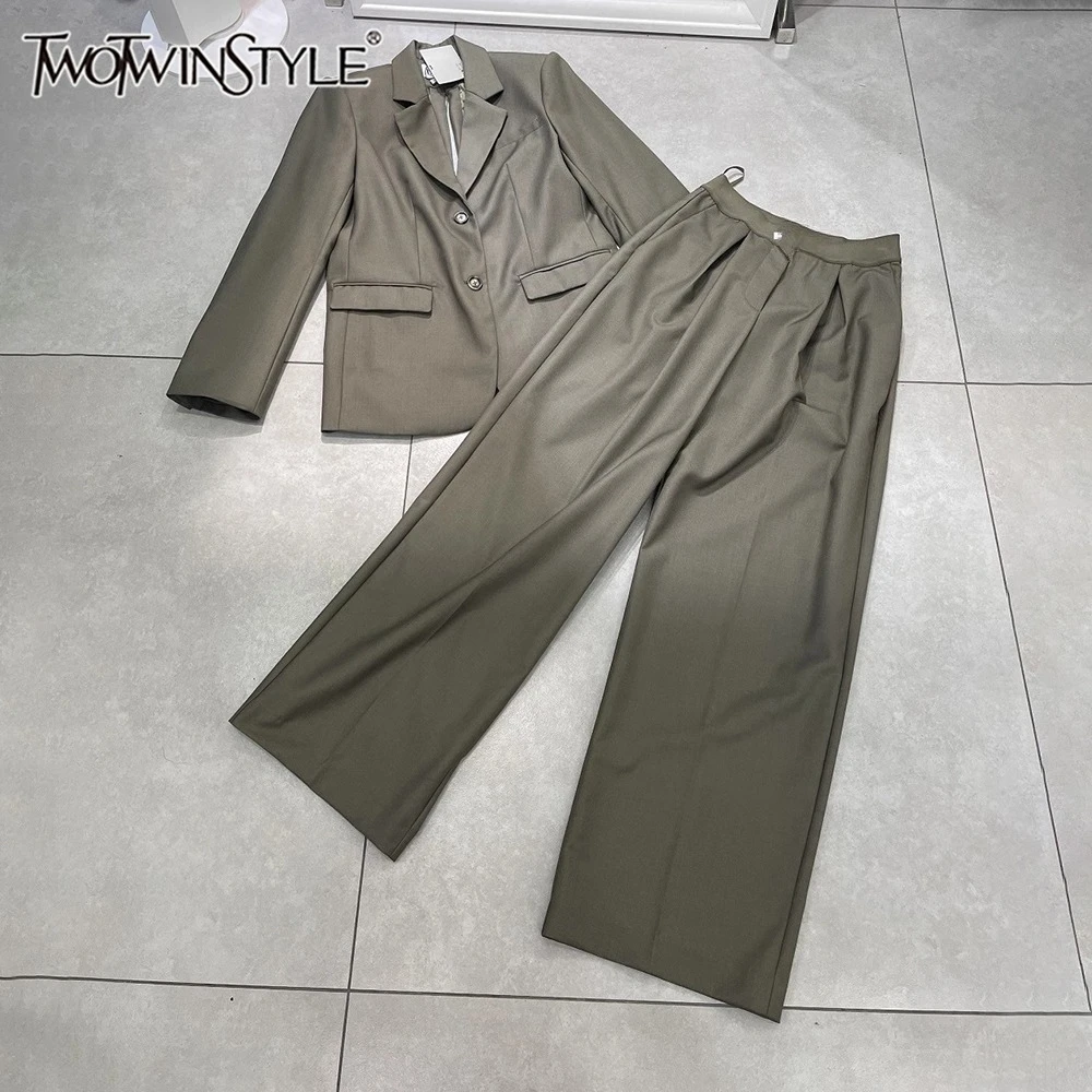 TWOTWINSTYLE Solid Casual Two Piece Sets For Women Lapel Long Sleeve Top High Waist Pants Temperament Set Female New KSE543799
TWOTWINSTYLE Solid Casual Two Piece Sets For Women Lapel Long Sleeve Top High Waist Pants Temperament Set Female New KSE543799