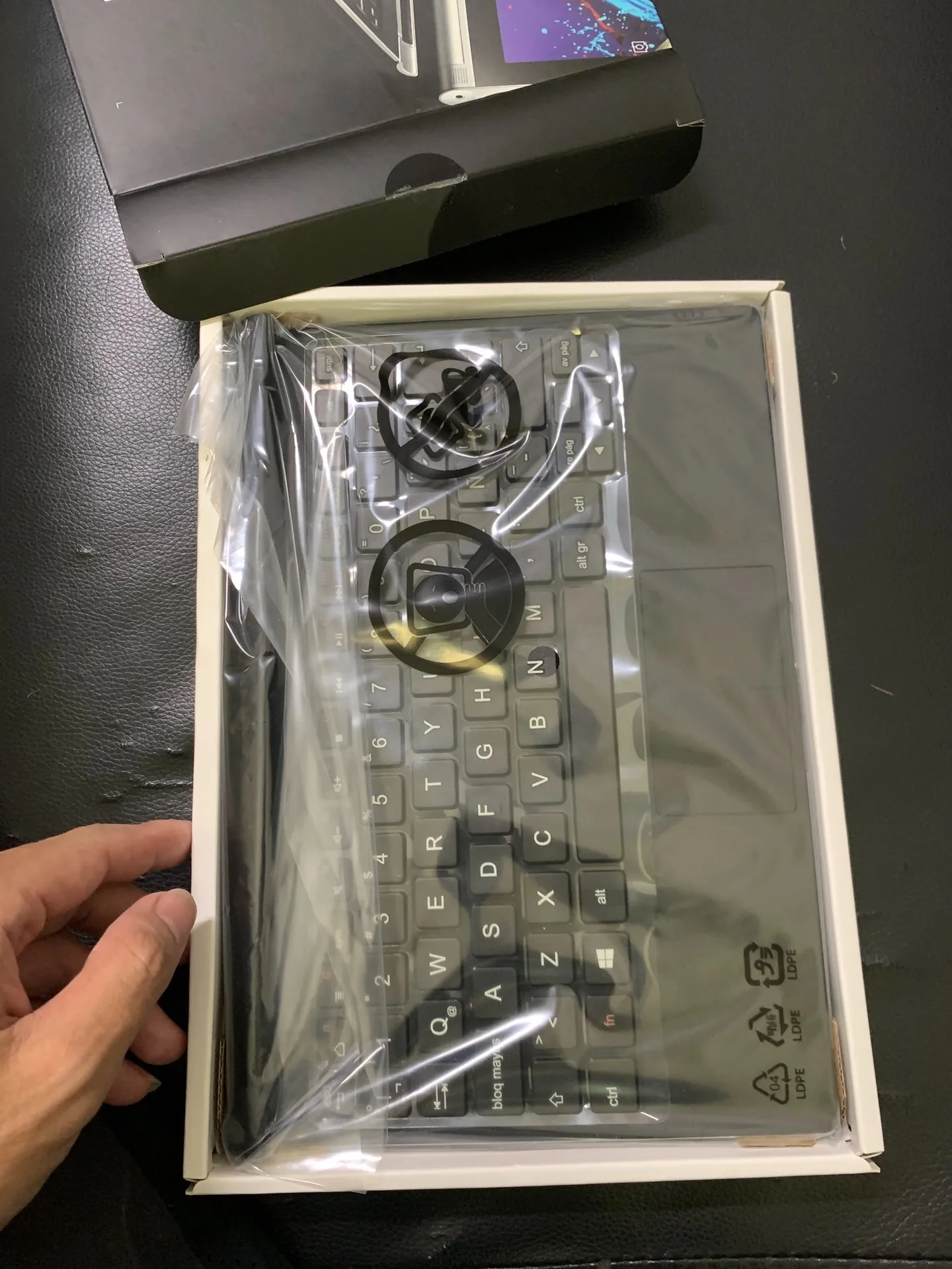 Wireless Bluetooth Keyboard for Lenovo Yoga Tablet 2 BKC800 with Rechargeable Battery Keyboard for yoga 2-1051F 2-1051L 2-1051LC
Wireless Bluetooth Keyboard for Lenovo Yoga Tablet 2 BKC800 with Rechargeable Battery Keyboard for yoga 2-1051F 2-1051L 2-1051LC