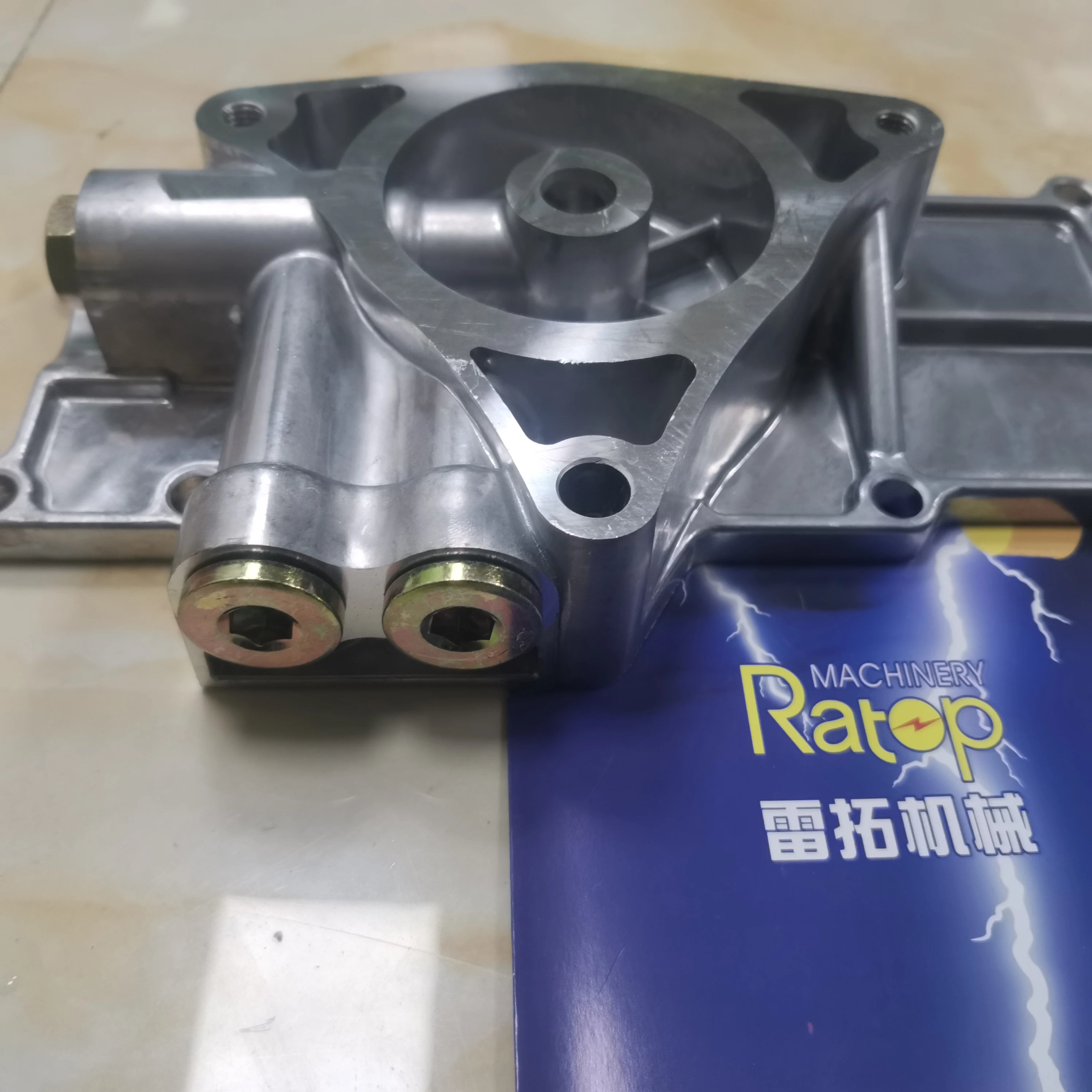 Детали экскаватора ME034572 6D14 6D15 6D16 Крышка радиатора Современная модель Масляный радиатор двигателя 
Детали экскаватора ME034572 6D14 6D15 6D16 Крышка радиатора Современная модель Масляный радиатор двигателя