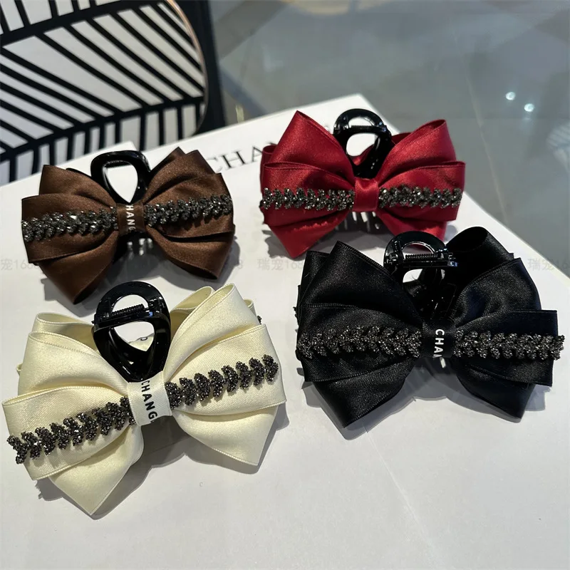 Temperament Korean Version of Wheat Water Rhinestone Fabric Bow Large Size Grasping Clip Sweet and Cute Female Hair Accessory
Temperament Korean Version of Wheat Water Rhinestone Fabric Bow Large Size Grasping Clip Sweet and Cute Female Hair Accessory