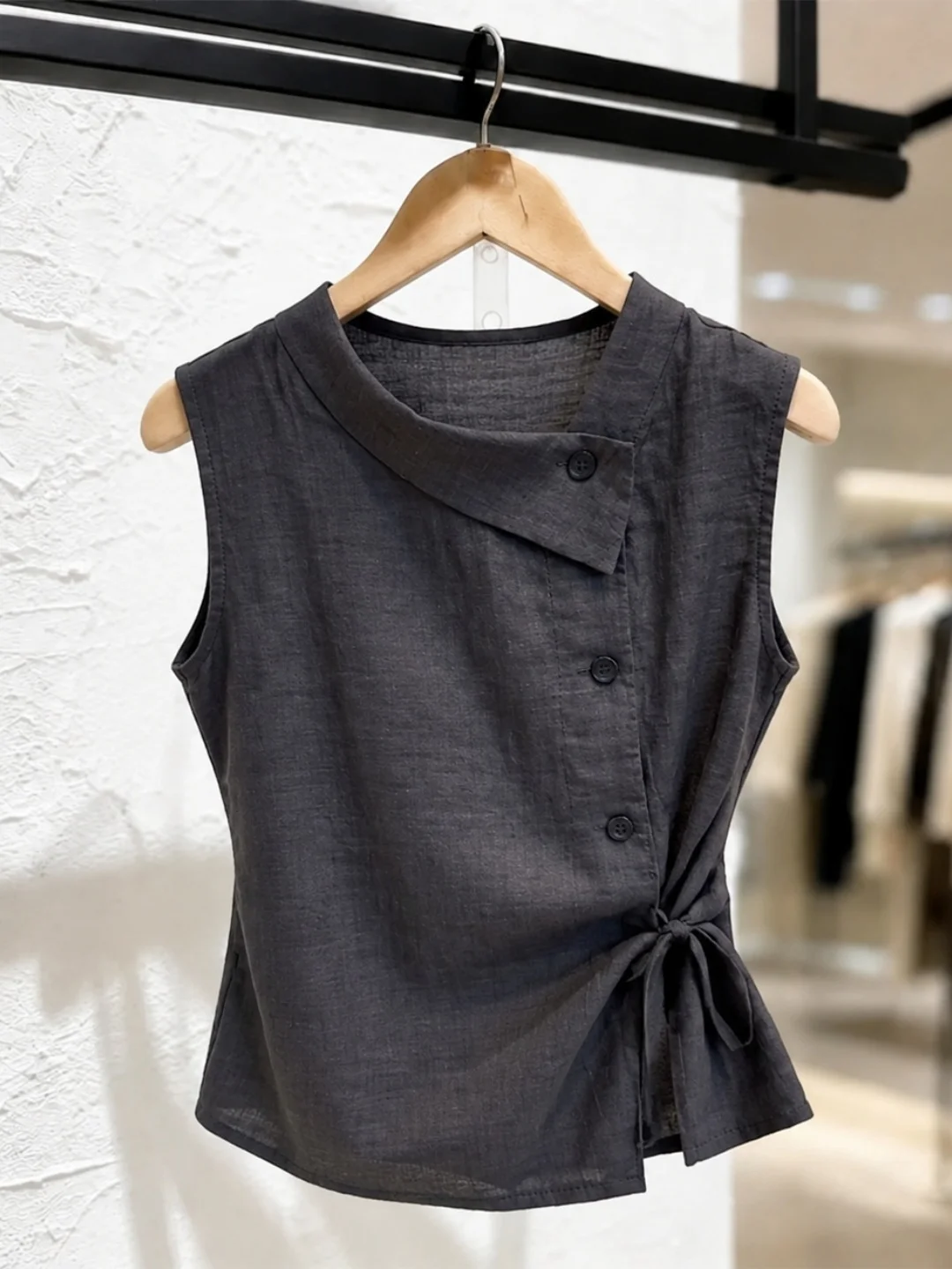Elegant Belted Sleeveless Vest Commute Style Women's Fashionable Versatile Silk Top Slimming Trendy Summer 2026
Elegant Belted Sleeveless Vest Commute Style Women's Fashionable Versatile Silk Top Slimming Trendy Summer 2026