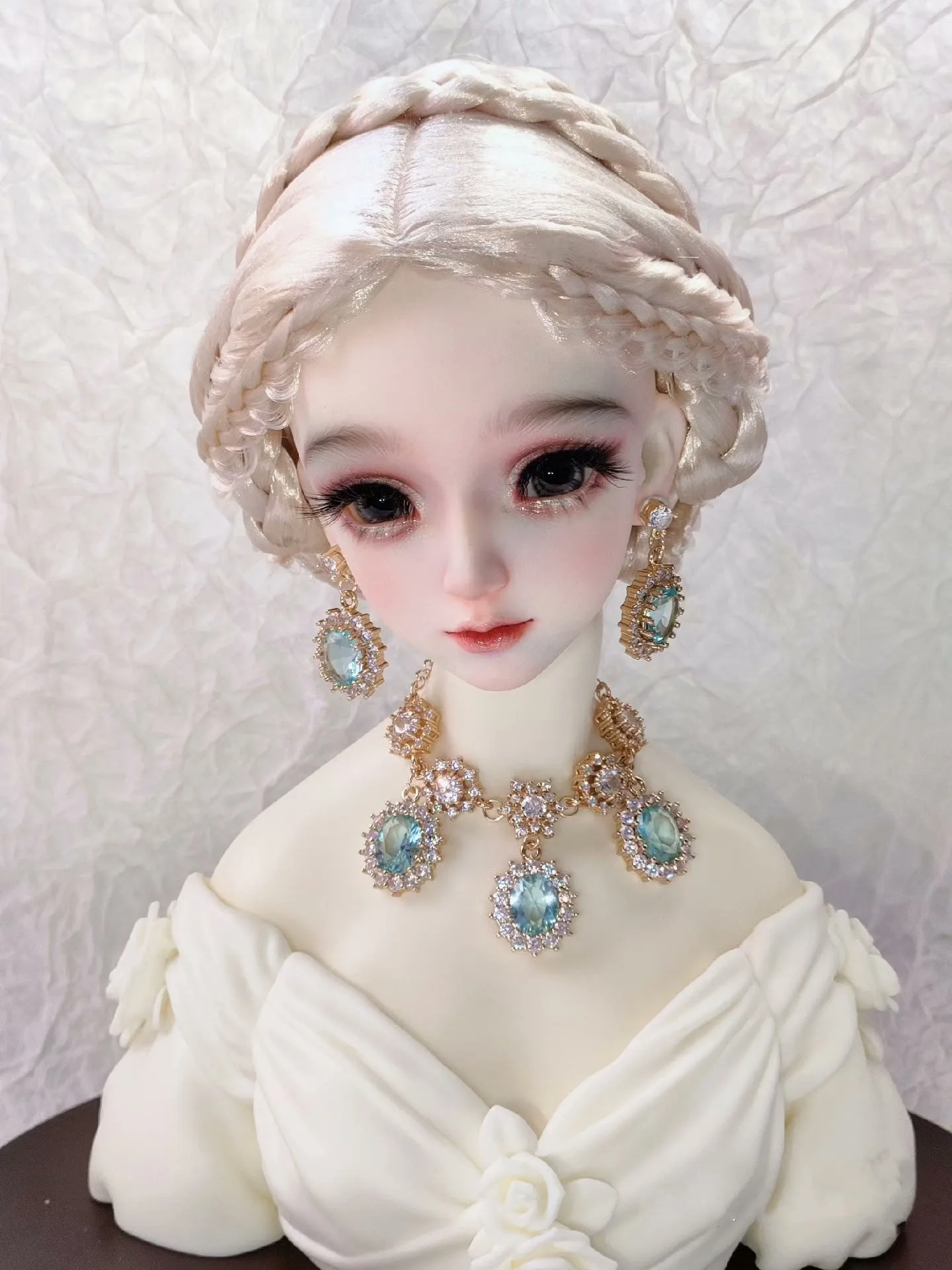 Игрушки 1/3 шарнирное ожерелье для куклы, украшенные белыми, красными, фиолетовыми, зелеными, розовыми, желтыми драгоценными камнями, ювелирные изделия
Игрушки 1/3 шарнирное ожерелье для куклы, украшенные белыми, красными, фиолетовыми, зелеными, розовыми, желтыми драгоценными камнями, ювелирные изделия