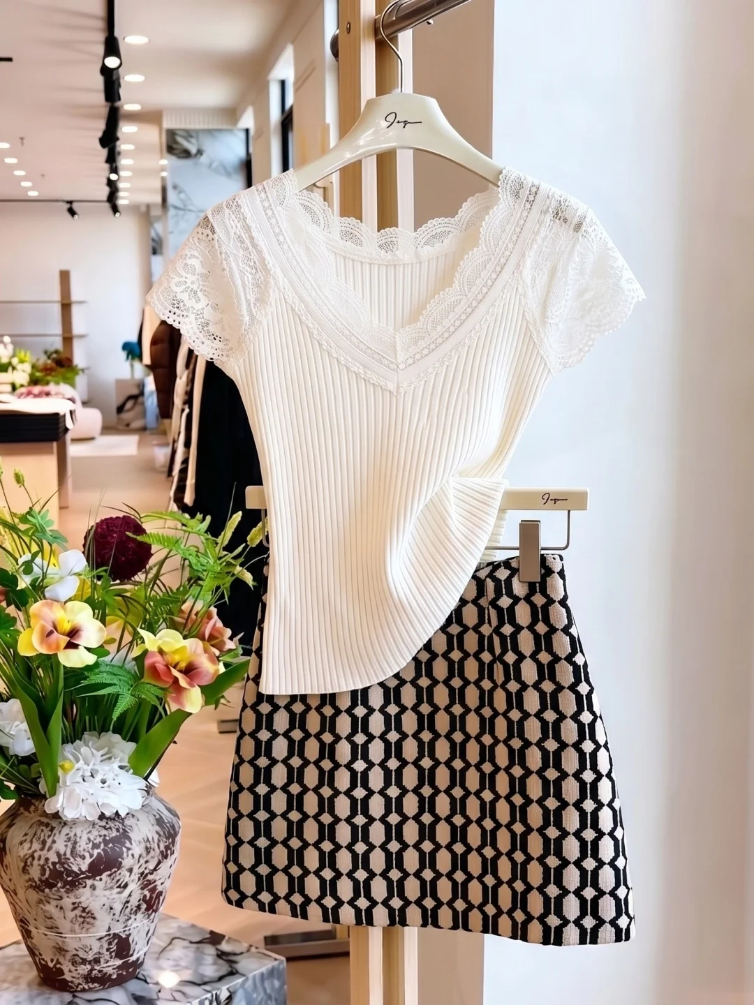 Fashionable Lace Splice V-Neck Knitted Top Slimming Design Short Sleeve Commute Style Korean Version Straight Cut Silk Women'...
Fashionable Lace Splice V-Neck Knitted Top Slimming Design Short Sleeve Commute Style Korean Version Straight Cut Silk Women'...