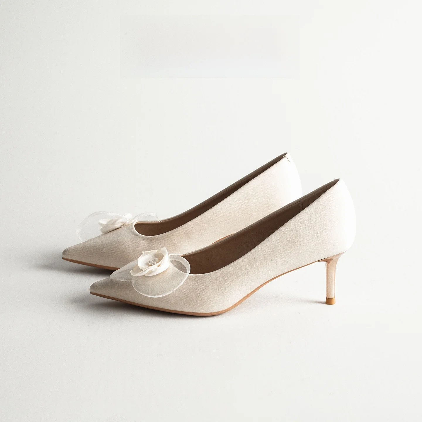 Elegant Satin Flower Pointed Toe High Heels Women's Thin Heel 2026 Summer Low Cut Versatile Commuter Single Shoes Fairy Wind
Elegant Satin Flower Pointed Toe High Heels Women's Thin Heel 2026 Summer Low Cut Versatile Commuter Single Shoes Fairy Wind