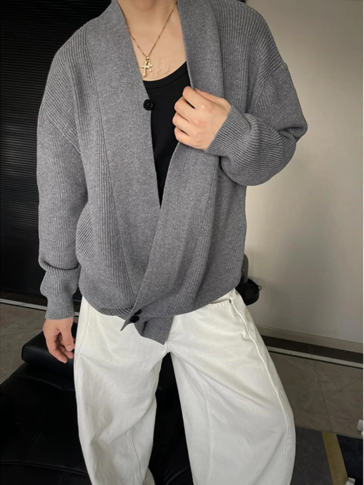 Мужской кардиган Deep ey Dao Pao: Весенне-осенний вязаный свитер в стиле Old Money, создающий ощущение роскоши.
Мужской кардиган Deep ey Dao Pao: Весенне-осенний вязаный свитер в стиле Old Money, создающий ощущение роскоши.