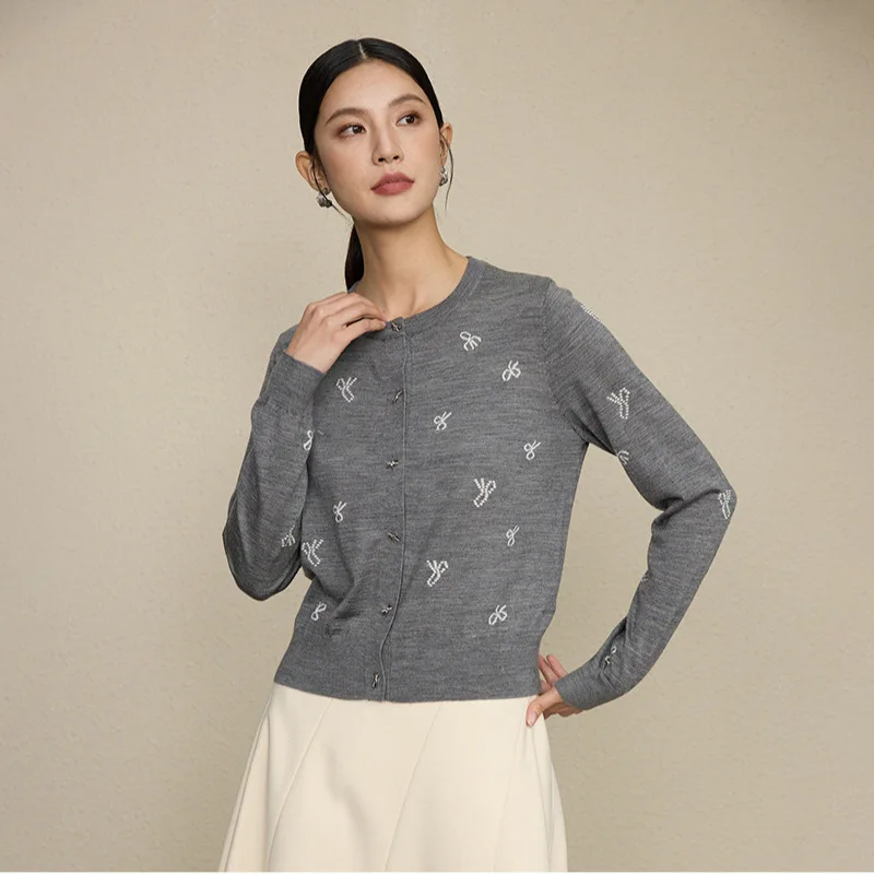 2025 Early Autumn Women's Sweet Age-reducing Wool Knitted Cardigan Top - Round Neck, Long Sleeves, with Jacquard Bowknot Design
2025 Early Autumn Women's Sweet Age-reducing Wool Knitted Cardigan Top - Round Neck, Long Sleeves, with Jacquard Bowknot Design