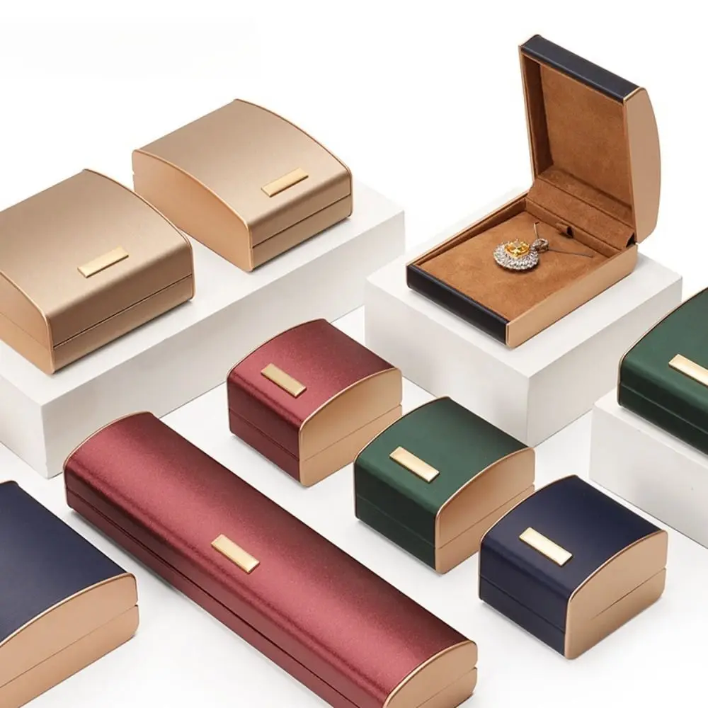 Simple Vintage Leather Jewel Box Exquisite Filigrana Textured Rings Bearer Box Portable Case Jewelry Storage Box Gift
Simple Vintage Leather Jewel Box Exquisite Filigrana Textured Rings Bearer Box Portable Case Jewelry Storage Box Gift