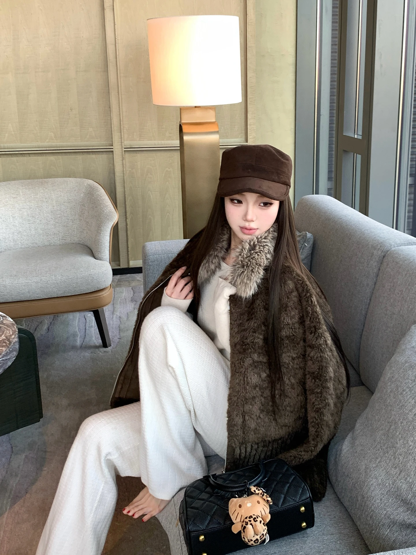 Женская зимняя куртка из овчины с меховым воротником, градиентным цветом и высокой плотностью волокон, верхняя одежда для женщин из ЕС
Женская зимняя куртка из овчины с меховым воротником, градиентным цветом и высокой плотностью волокон, верхняя одежда для женщин из ЕС