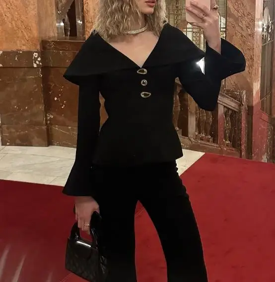 Two Piece Set Women Outfit 2025 Autumn Retro Black Sexy Elegant Temperament V-Neck Slim Fit Top & High Waist Flared Pants Set
Two Piece Set Women Outfit 2025 Autumn Retro Black Sexy Elegant Temperament V-Neck Slim Fit Top & High Waist Flared Pants Set