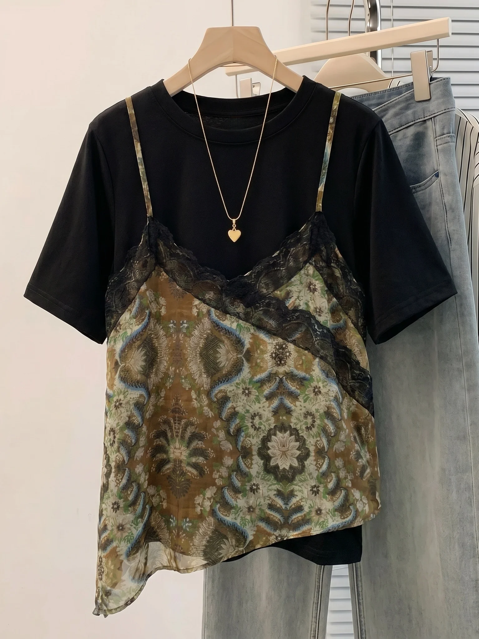 Retro Walnut Flower Acetate Satin Shoulder Shirt Women's Summer New plus Size Fake Two-Piece Top Comfortable Korean Style
Retro Walnut Flower Acetate Satin Shoulder Shirt Women's Summer New plus Size Fake Two-Piece Top Comfortable Korean Style
