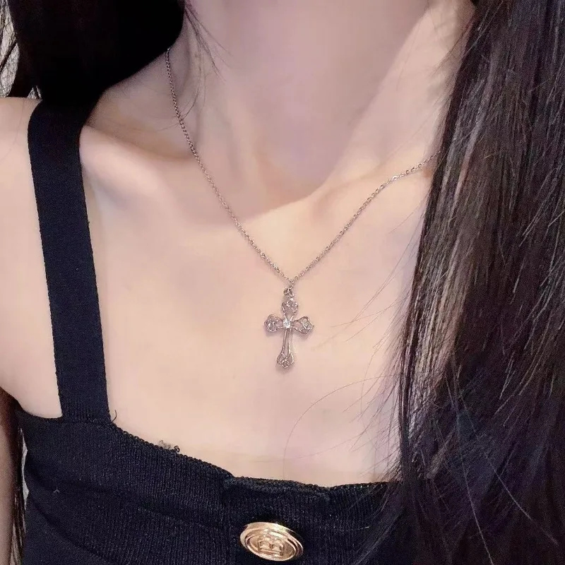 Hollow Cross Necklace Spring New Retro Fashion Collarbone Chain Light Luxury High-end Exquisite Necklace
Hollow Cross Necklace Spring New Retro Fashion Collarbone Chain Light Luxury High-end Exquisite Necklace