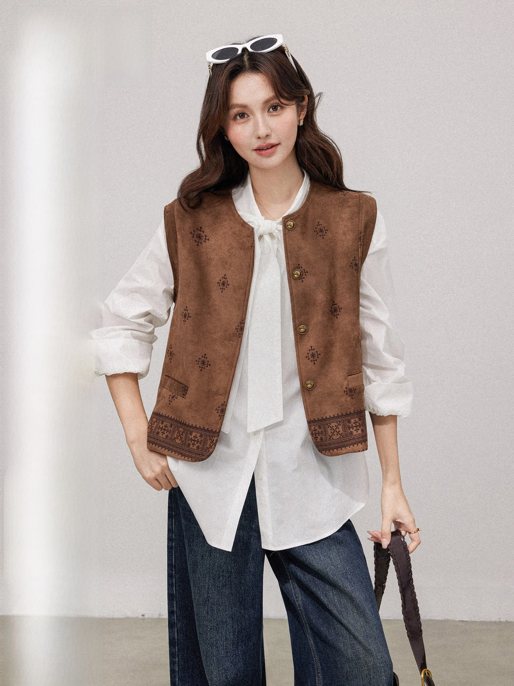 Бархатный жилет с вышивкой в стиле ретро из кожи оленя, женский тюжет, осень 2023, новый национальный китайский жилет среднего класса
Бархатный жилет с вышивкой в стиле ретро из кожи оленя, женский тюжет, осень 2023, новый национальный китайский жилет среднего класса