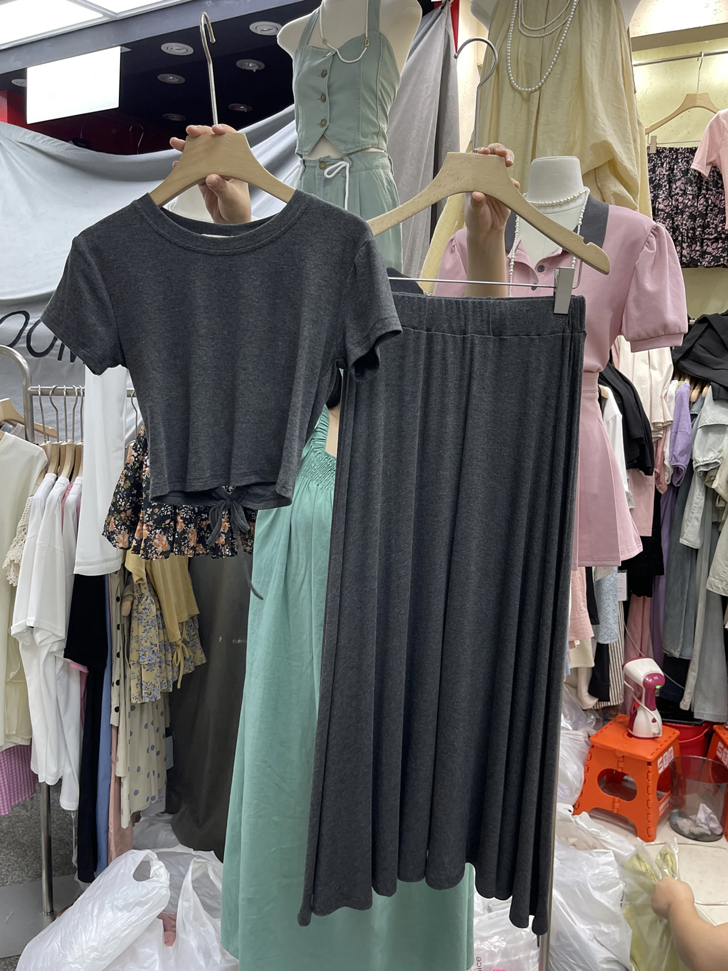 Gray T-shirts And Long Skirts Two Piece Set Slim Short Sleeve Tee Top + Loose Skirts Summer Outfits Casual Fashion Women Suit
Gray T-shirts And Long Skirts Two Piece Set Slim Short Sleeve Tee Top + Loose Skirts Summer Outfits Casual Fashion Women Suit