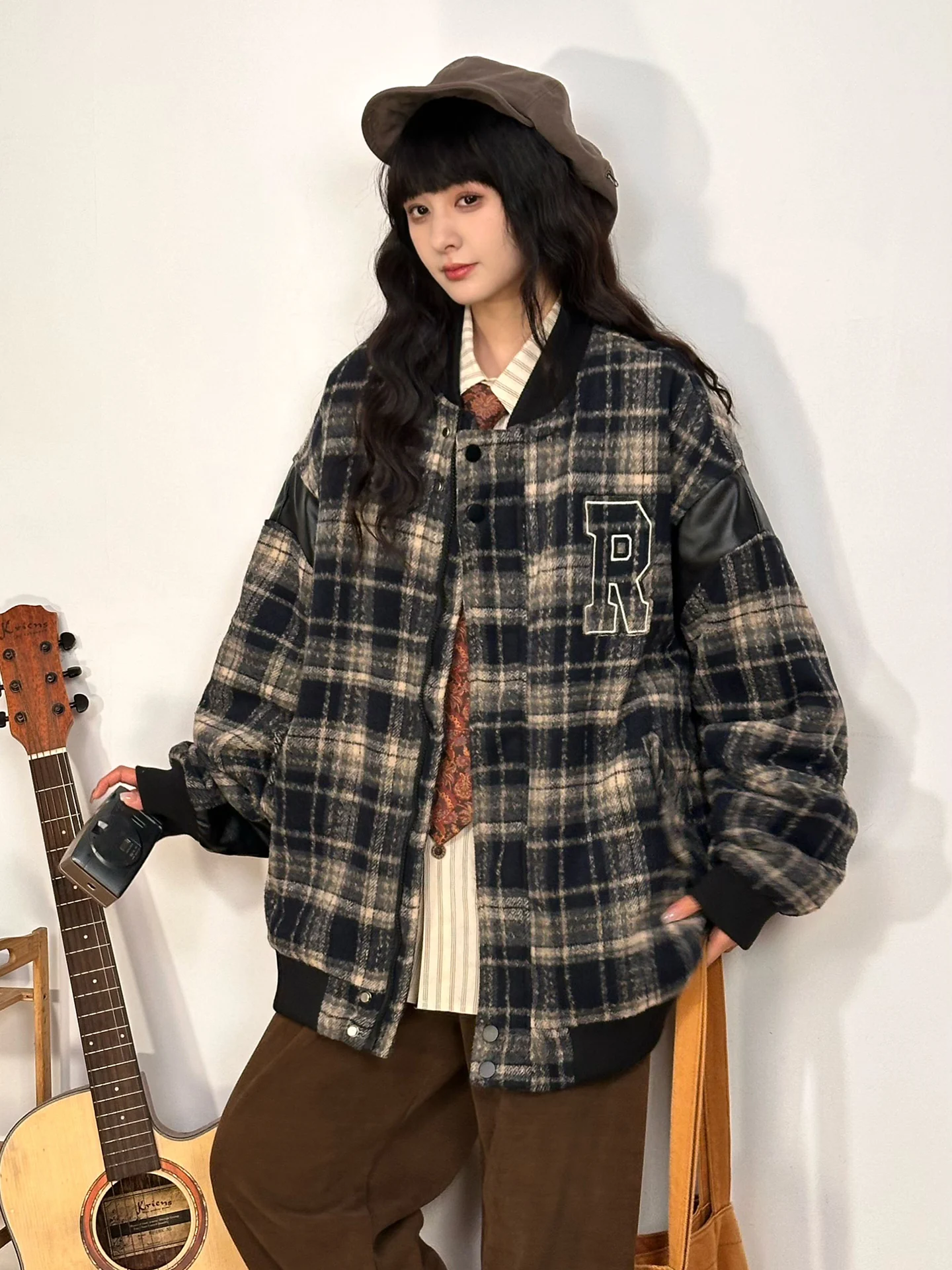 Оригинальная американская ретро-куртка в клетку из утолщенного хлопка, женская зимняя утепленная куртка, хлопковая верхняя одежда в уличном стиле
Оригинальная американская ретро-куртка в клетку из утолщенного хлопка, женская зимняя утепленная куртка, хлопковая верхняя одежда в уличном стиле