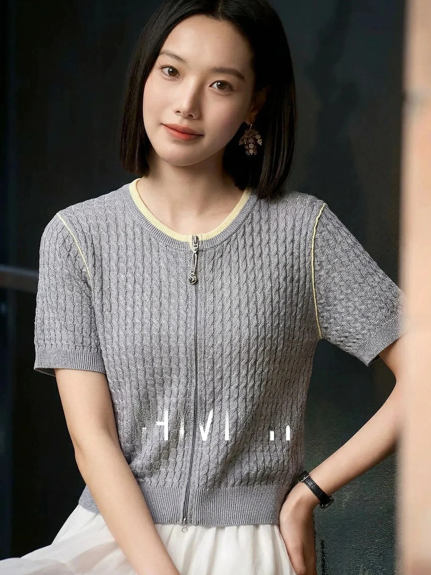 Chivirin Zipper Knitted Short Sleeve round Neck Slim Fit Summer Cardigan Women's Fashion Casual Green Fiber High End Feeling Top
Chivirin Zipper Knitted Short Sleeve round Neck Slim Fit Summer Cardigan Women's Fashion Casual Green Fiber High End Feeling Top