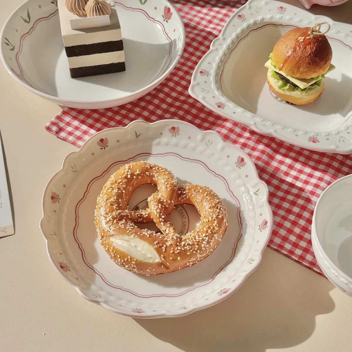 Бытовая керамическая тарелка, новый цветочный узор, подглазурованная цветная посуда, китайский стиль, письмо, эстетическая посуда с фруктами 
Бытовая керамическая тарелка, новый цветочный узор, подглазурованная цветная посуда, китайский стиль, письмо, эстетическая посуда с фруктами