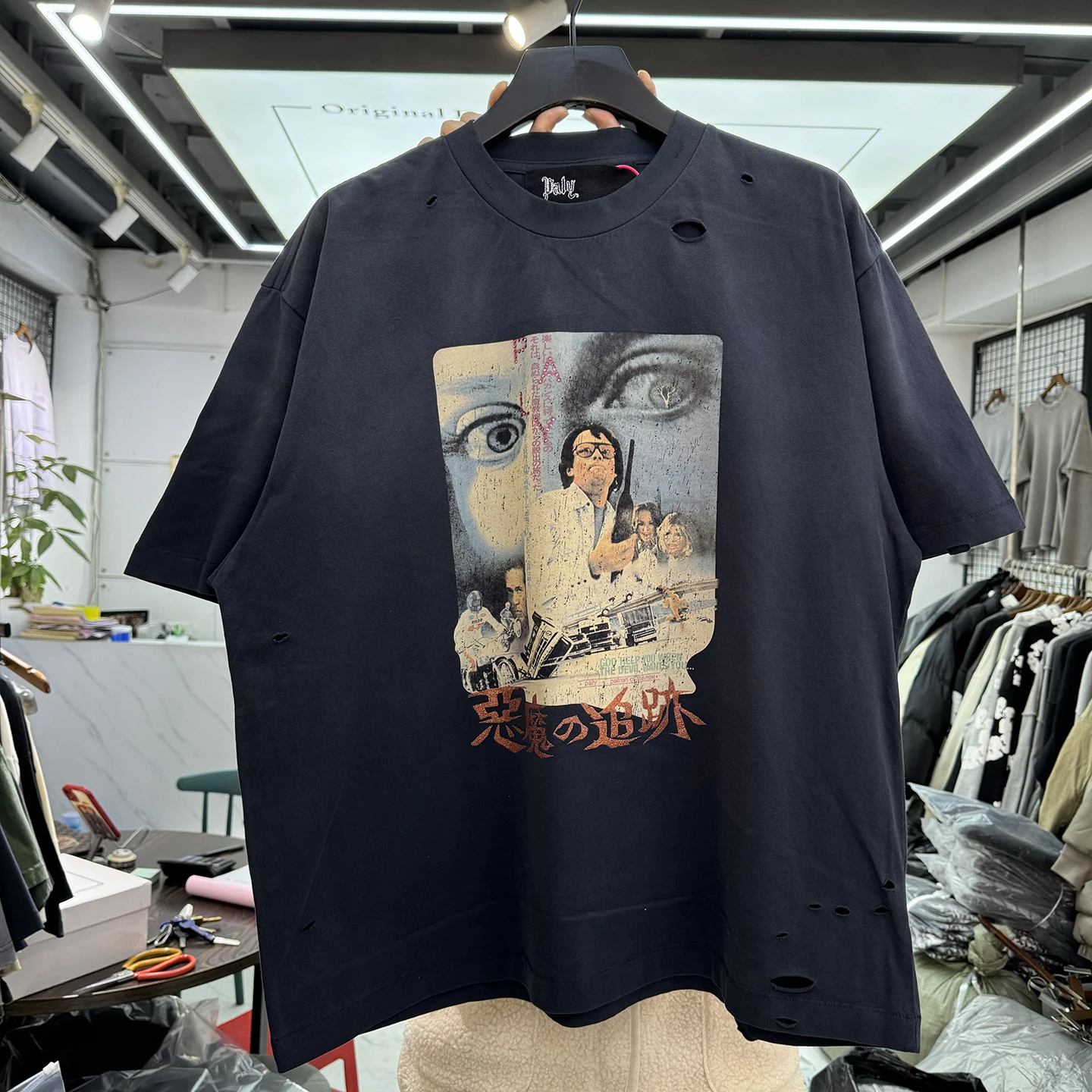 Retro Movie Print Short Sleeve T-Shirt Men Women Loose Casual Hole round Neck Top Trendy Washed out Fabric Tee
Retro Movie Print Short Sleeve T-Shirt Men Women Loose Casual Hole round Neck Top Trendy Washed out Fabric Tee