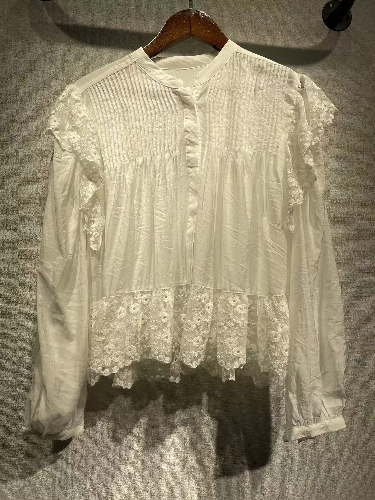 Весна-лето 2023. Женская блузка с круглым вырезом, вышивкой и кружевом, свободного кроя, с длинными рукавами, из смесового хлопка, модный топ.
Весна-лето 2023. Женская блузка с круглым вырезом, вышивкой и кружевом, свободного кроя, с длинными рукавами, из смесового хлопка, модный топ.