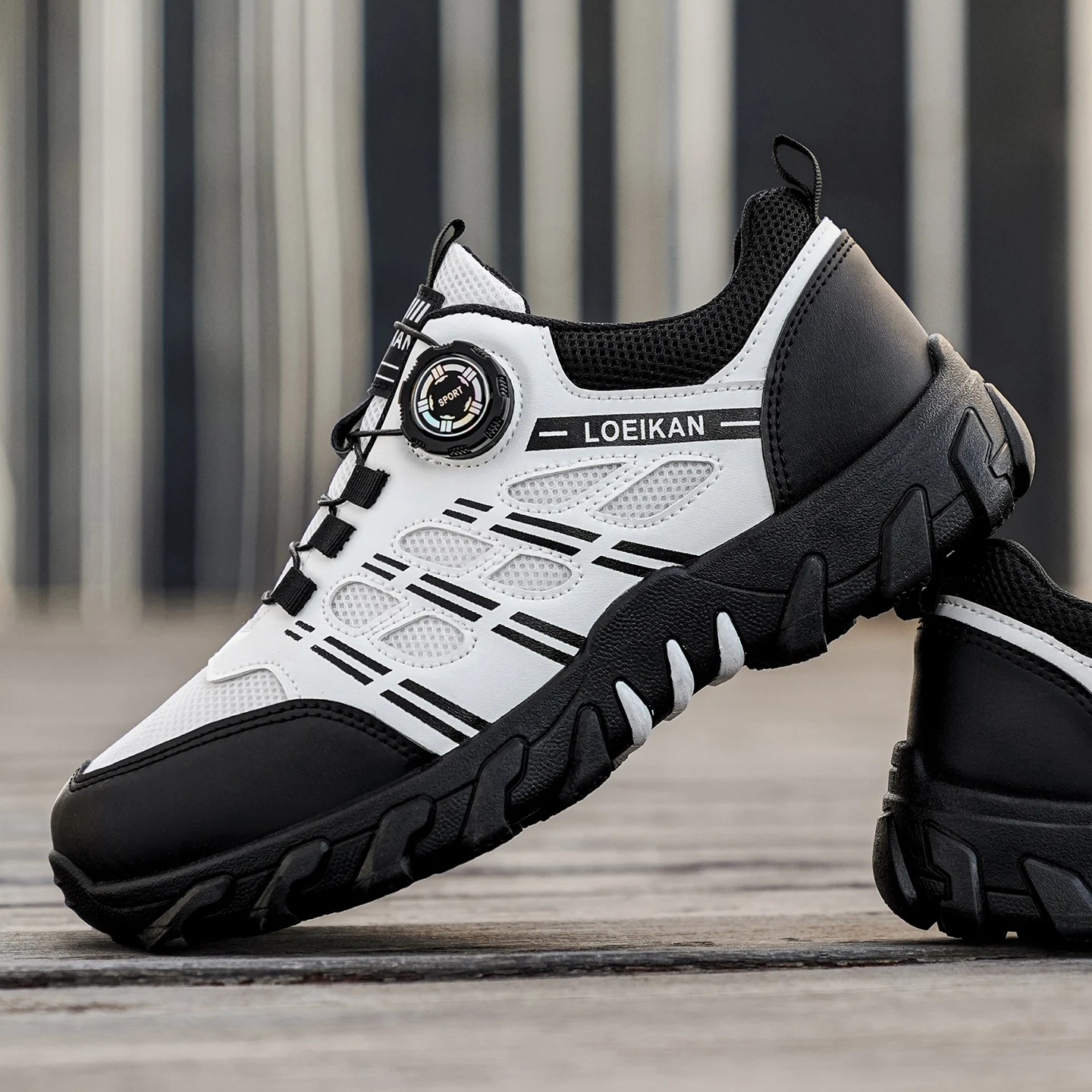 Men's all-season outdoor casual hiking shoes, comfortable and breathable, featuring a twist buckle design.
Men's all-season outdoor casual hiking shoes, comfortable and breathable, featuring a twist buckle design.