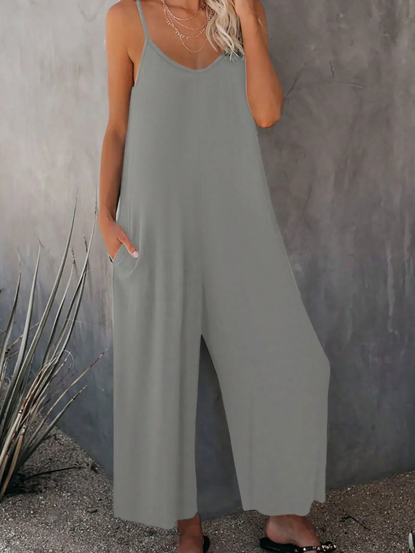 Plus Size Women's Fashionable Solid Color Suspender Jumpsuit Casual V-neck Loose Elegant Daily Wear Romper
Plus Size Women's Fashionable Solid Color Suspender Jumpsuit Casual V-neck Loose Elegant Daily Wear Romper