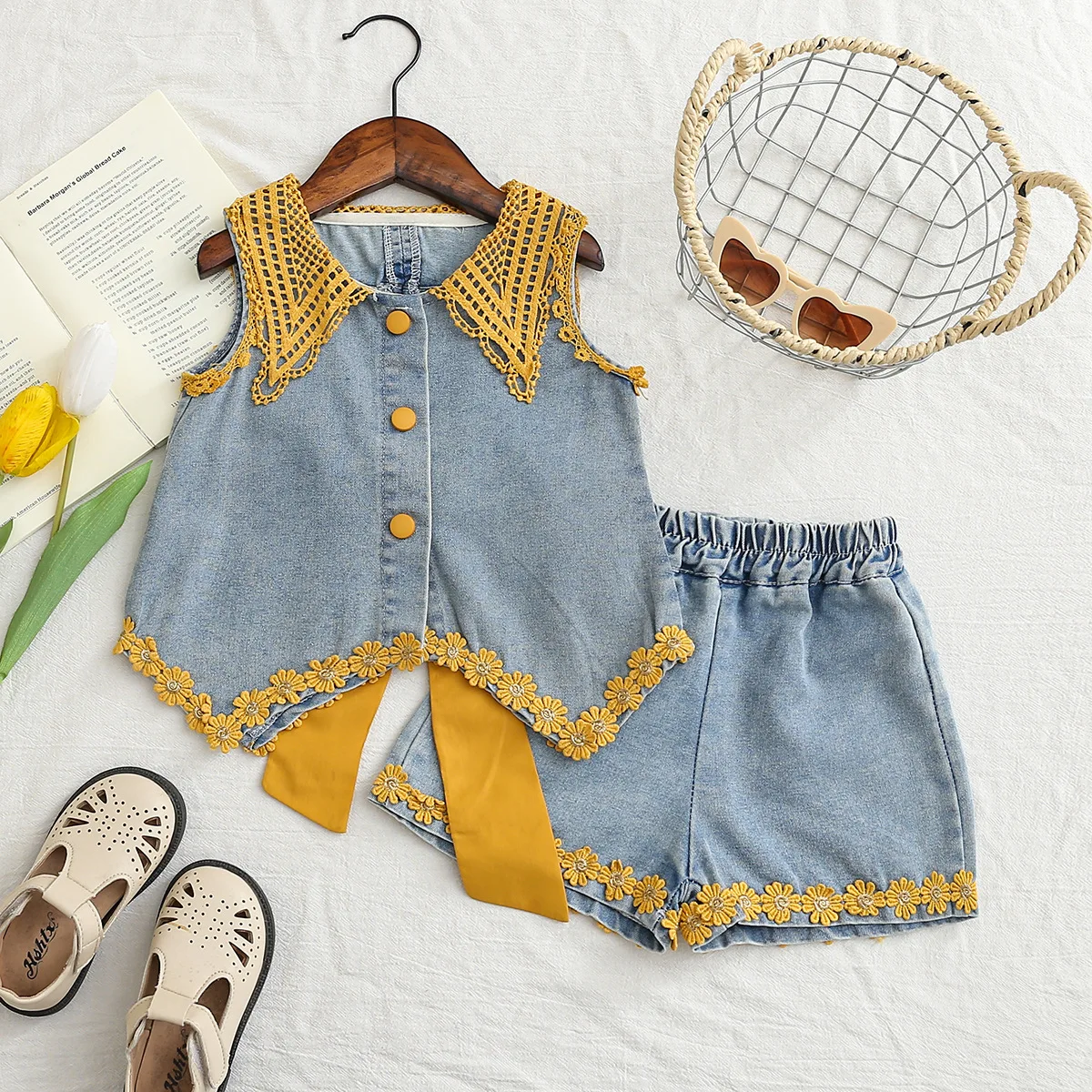 Girls Denim Set New 2026 Summer New Girls Flower Vest Top Lace Shorts Little Girl Casual Two-piece Set
Girls Denim Set New 2026 Summer New Girls Flower Vest Top Lace Shorts Little Girl Casual Two-piece Set