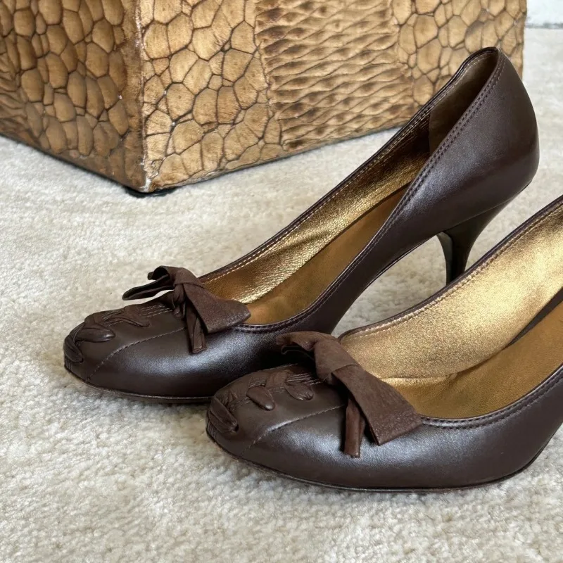 Luxury Designer Shoes for Women British Bow Shallow High-heeled Shoes for Women 2026 Retro French Slim High-heeled Single Shoes
Luxury Designer Shoes for Women British Bow Shallow High-heeled Shoes for Women 2026 Retro French Slim High-heeled Single Shoes
