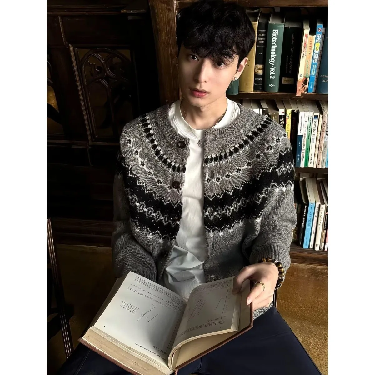 Retro Fair Isle Knitted Sweater Cardigan Men's Collar Button up Knitwear Casual Winter Outerwear for Men And Women
Retro Fair Isle Knitted Sweater Cardigan Men's Collar Button up Knitwear Casual Winter Outerwear for Men And Women